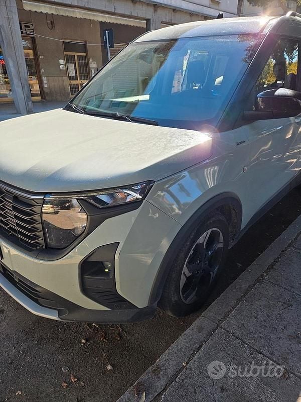 Usata Ford Courier 2024 Verde Monovolume