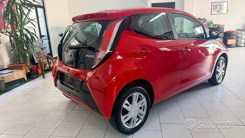 Usata Toyota Aygo X-play 69 CV (50 kW) 2017 Rosso Utilitaria