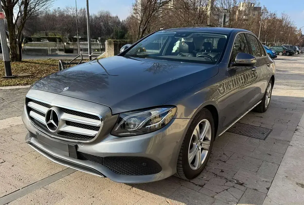 Usata Mercedes E220 Avantgarde 194 CV (142 kW) 2017 Grigio Berlina