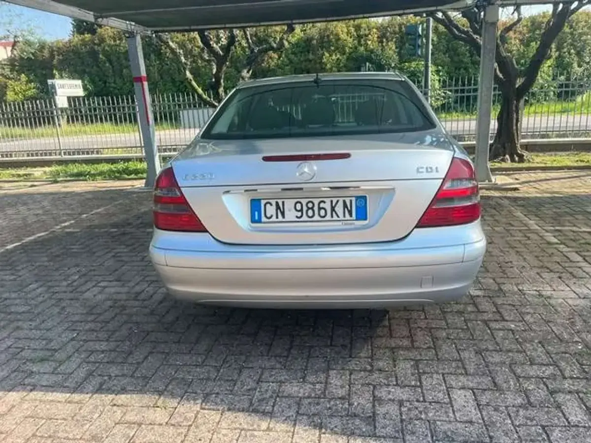 Usata Mercedes E220 150 CV (110 kW) 2004 Argento Berlina