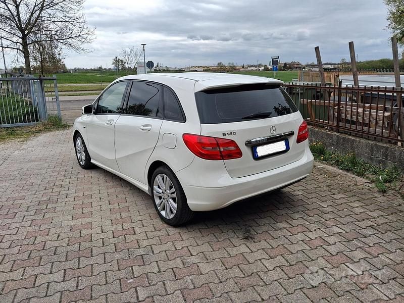 Usata Mercedes B180 Premium 122 CV (89 kW) 2012 Bianco Utilitaria