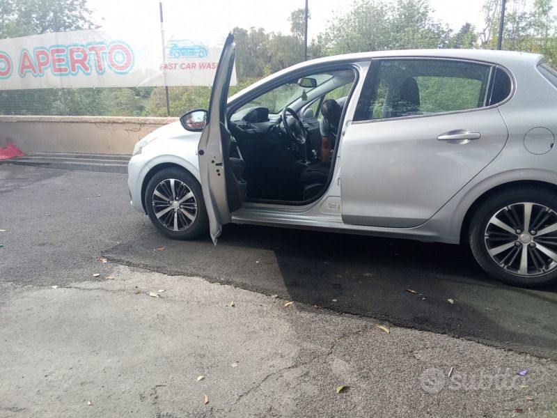 Usata Peugeot 208 82 CV (60 kW) 2017 Grigio Utilitaria