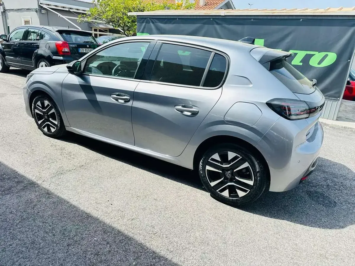 Usata Peugeot 208 Allure 101 CV (74 kW) 2025 Argento Utilitaria