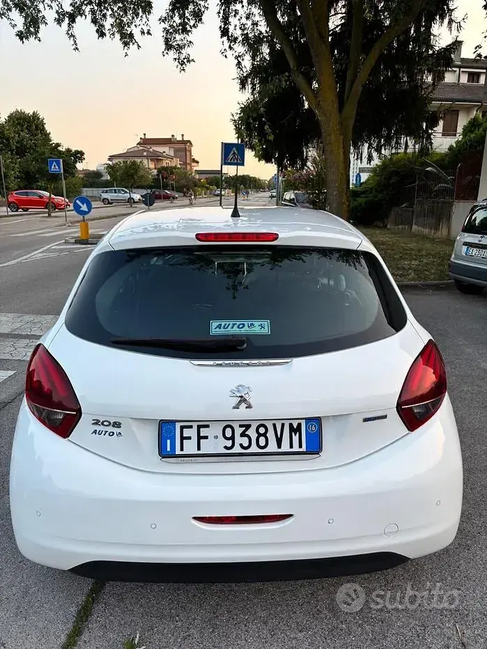 Usata Peugeot 208 Access 82 CV (60 kW) 2017 Bianco Utilitaria