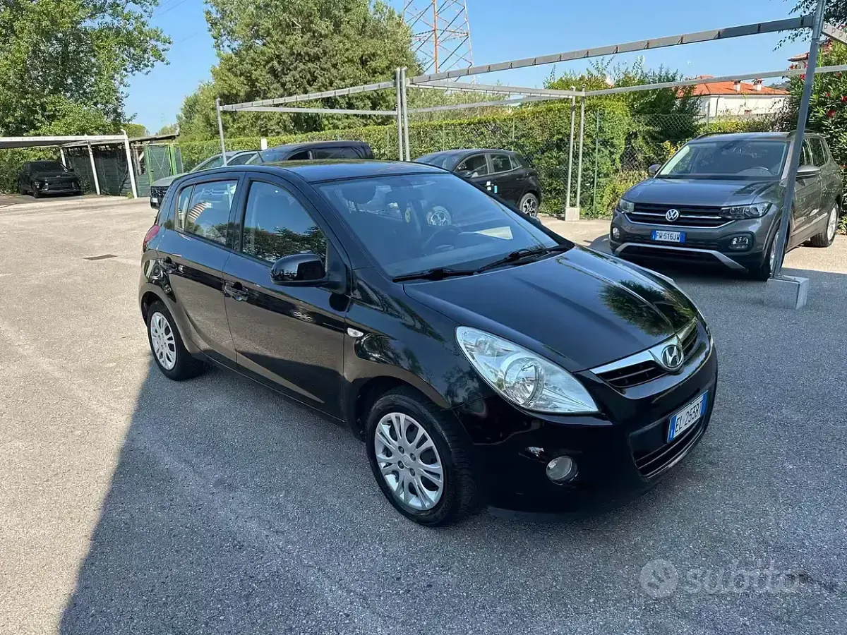 Usata Hyundai i20 Comfort 78 CV (57 kW) 2011 Nero Utilitaria