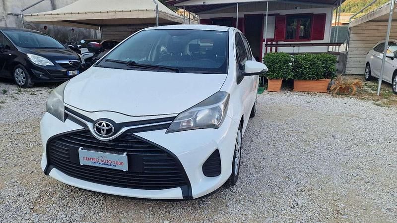 Usata Toyota Yaris Lounge 69 CV (50 kW) 2016 Bianco Berlina