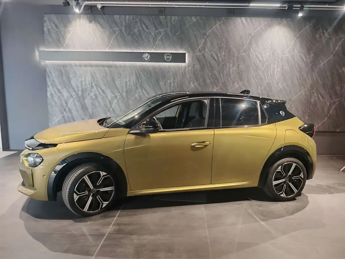 Usata Lancia Ypsilon 101 CV (74 kW) 2024 Oro Utilitaria