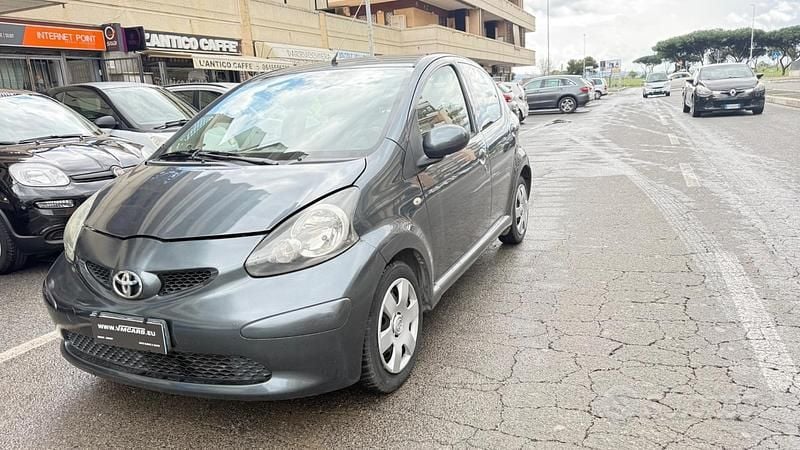 Usata Toyota Aygo Sol 68 CV (50 kW) 2006 Grigio Utilitaria