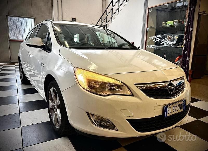 Usata Opel Astra 140 CV (102 kW) 2012 Bianco Station wagon