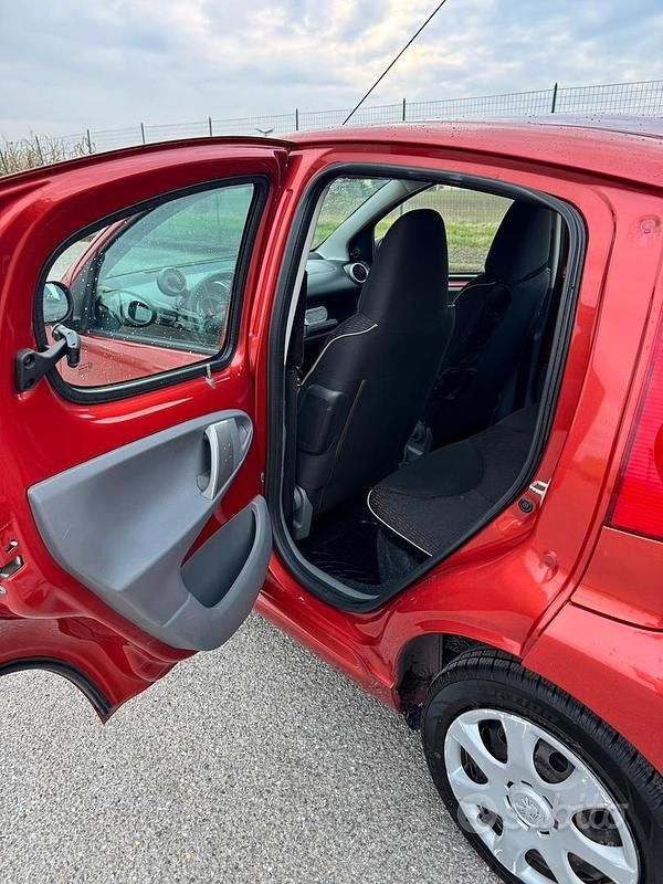 Usata Peugeot 107 68 CV (50 kW) 2009 Rosso Utilitaria