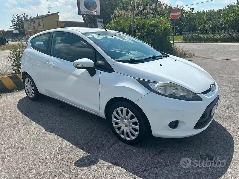 Usata Ford Fiesta Titanium 68 CV (50 kW) 2009 Bianco Utilitaria