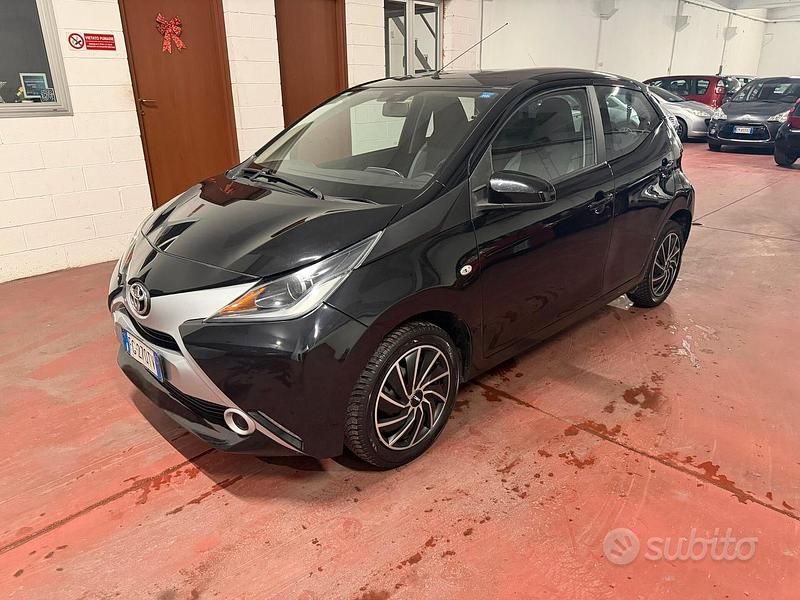 Usado Toyota Aygo X-Black 69 HP (50 kW) 2017 Preto Citadino