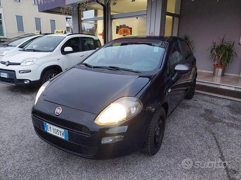Usata Fiat Punto Young 69 CV (50 kW) 2015 Blu metallizzato Berlina