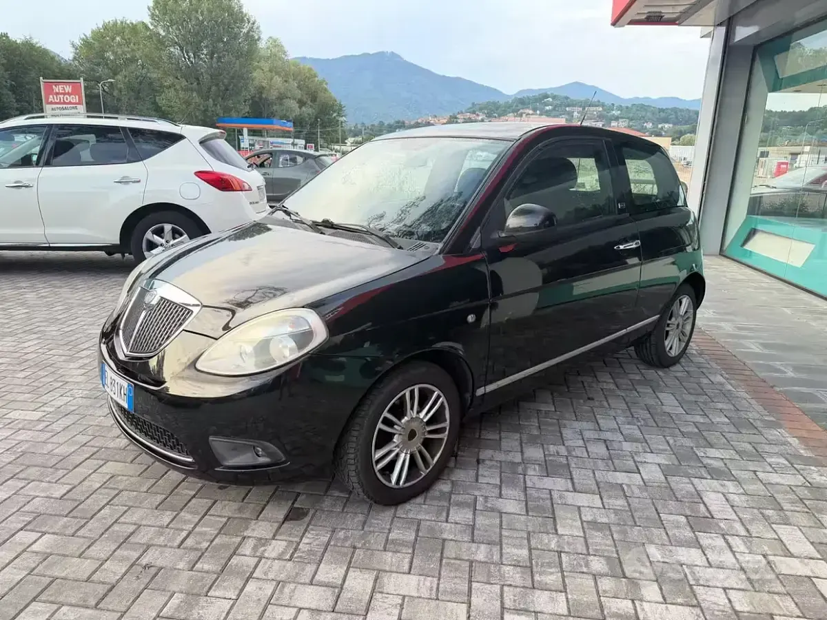Usata Lancia Ypsilon 69 CV (50 kW) 2012 Nero Utilitaria