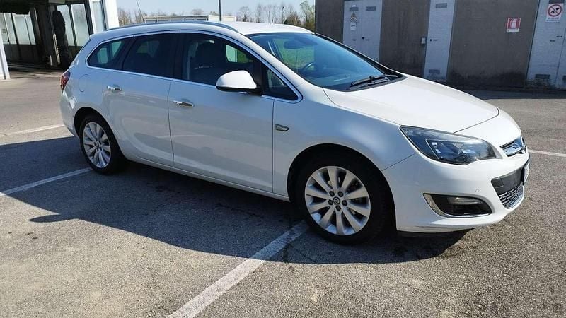 Usata Opel Astra Cosmo 140 CV (102 kW) 2013 Station wagon