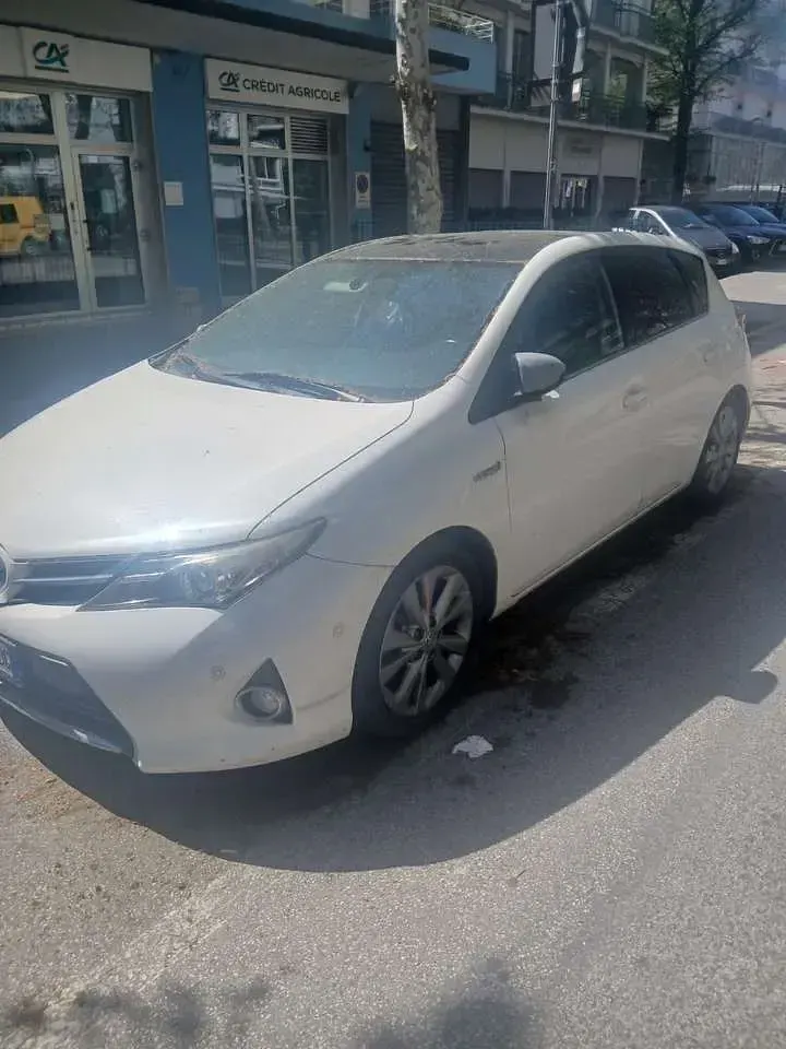 Usata Toyota Auris Hybrid Lounge 99 CV (72 kW) 2013 Bianco Berlina
