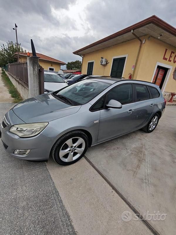 Grigio Usata 2011 Opel Astra Station wagon | 3999 € (Buon prezzo) - Immagine 1/4