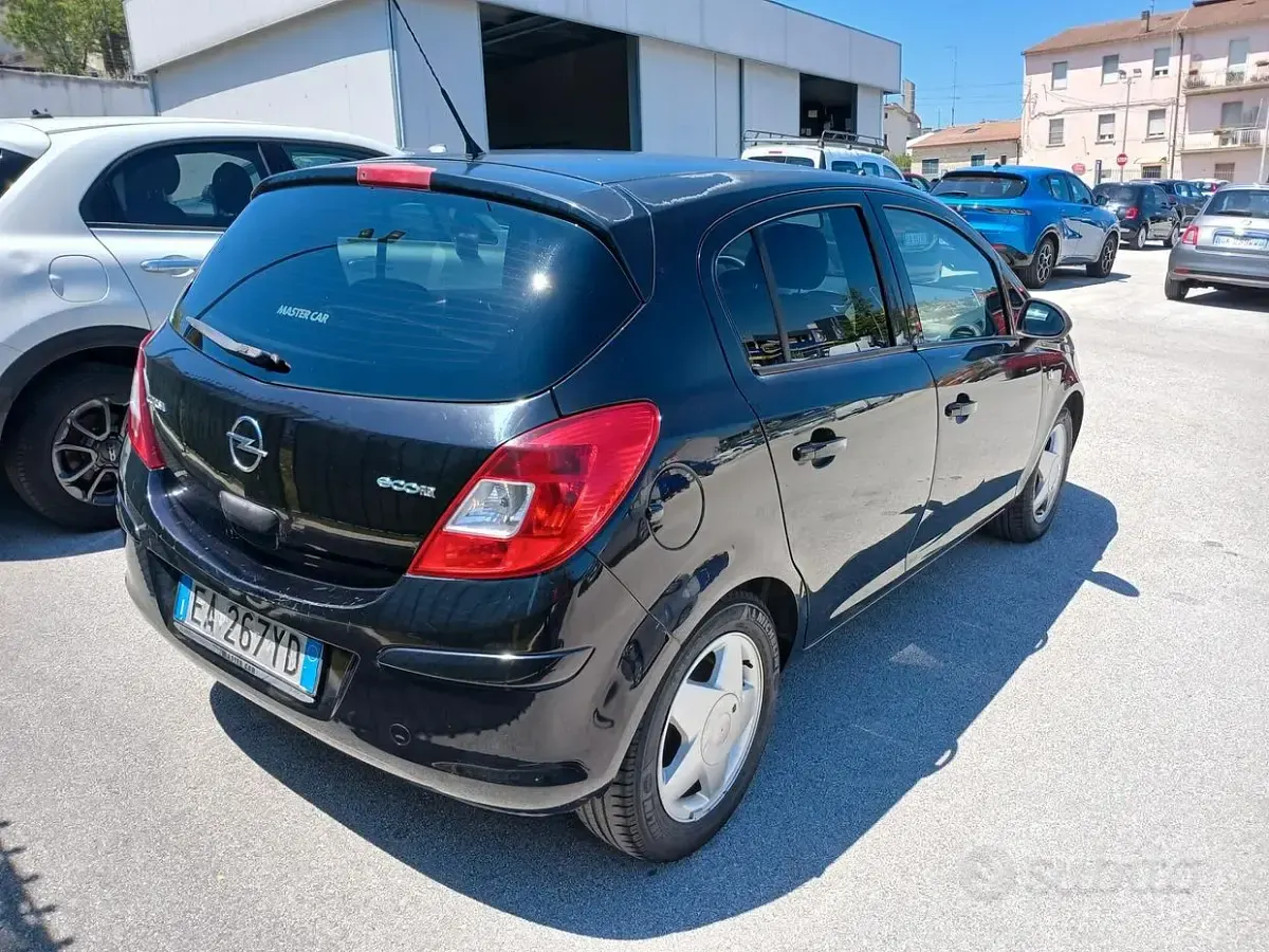 Usata Opel Corsa 75 CV (55 kW) 2010 Nero Utilitaria
