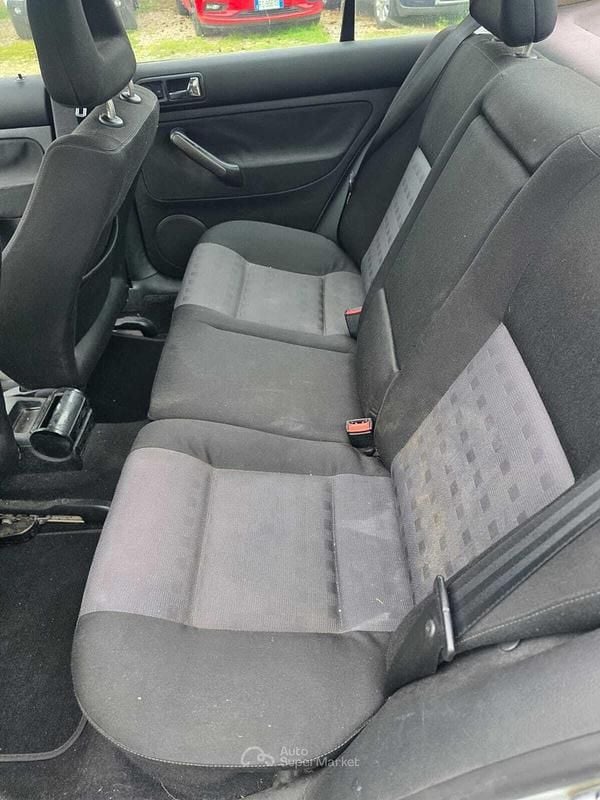 Usata VW Bora 116 CV (85 kW) 2000 Gray Berlina