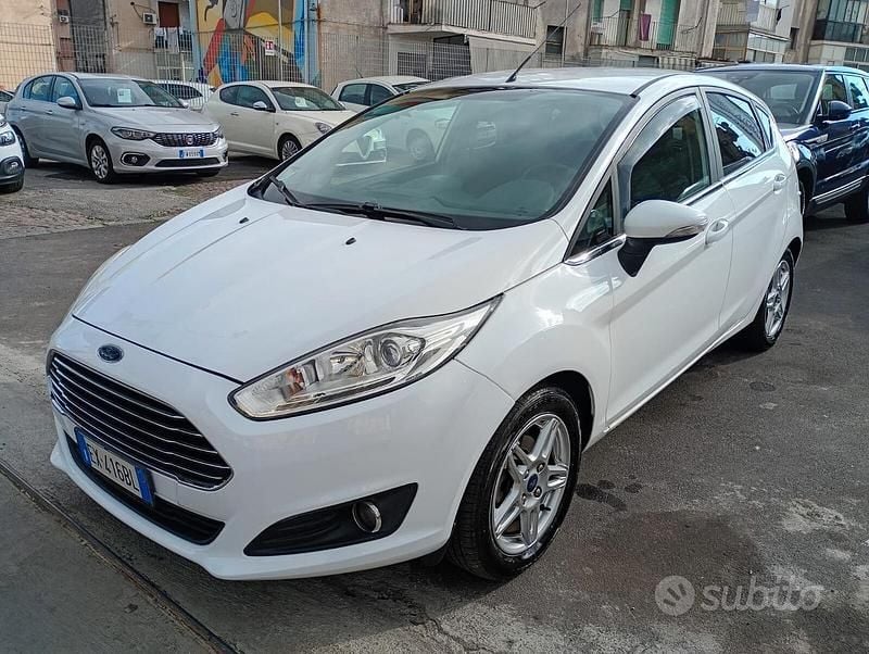 Usata Ford Fiesta Titanium 74 CV (54 kW) 2014 Bianco Berlina