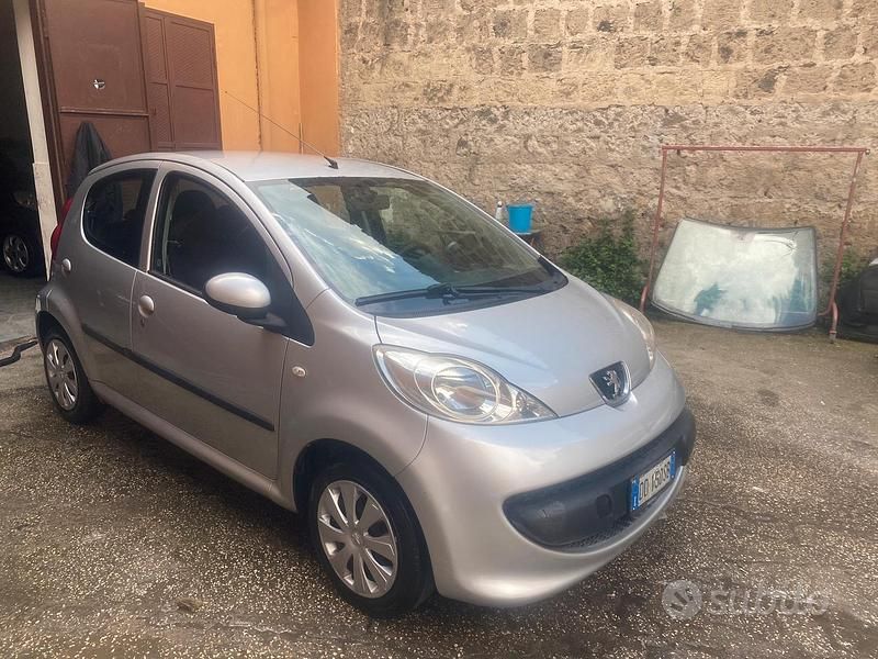 Usata Peugeot 107 68 CV (50 kW) 2007 Grigio Utilitaria