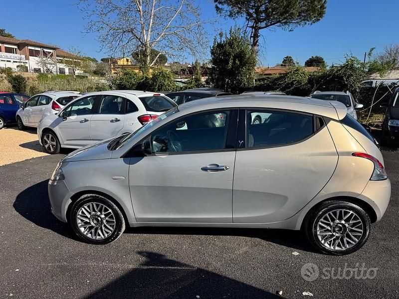 Usado Lancia Ypsilon S 69 HP (50 kW) 2012 Castanho Citadino