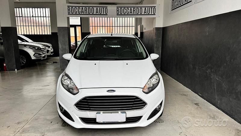 Usata Ford Fiesta Titanium 75 CV (55 kW) 2014 Bianco Utilitaria