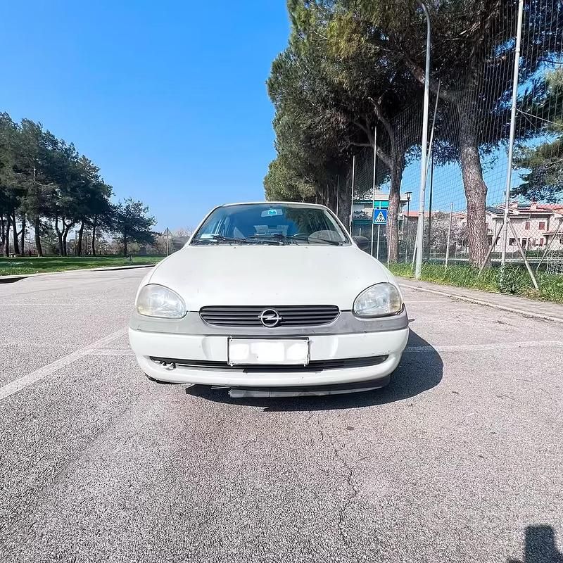 Usata Opel Corsa 60 CV (44 kW) 1998 Bianco Utilitaria