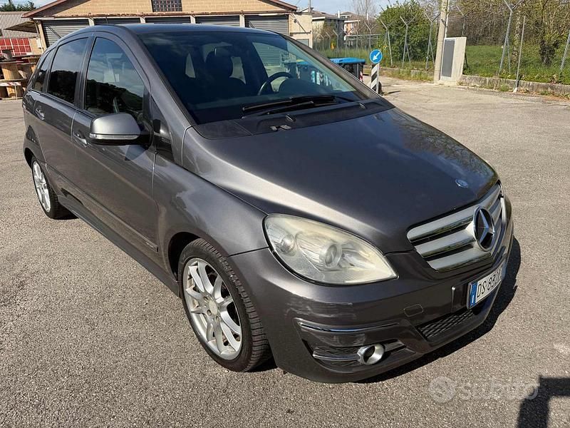 Usata Mercedes B180 Chrome 108 CV (79 kW) 2009 Grigio Monovolume