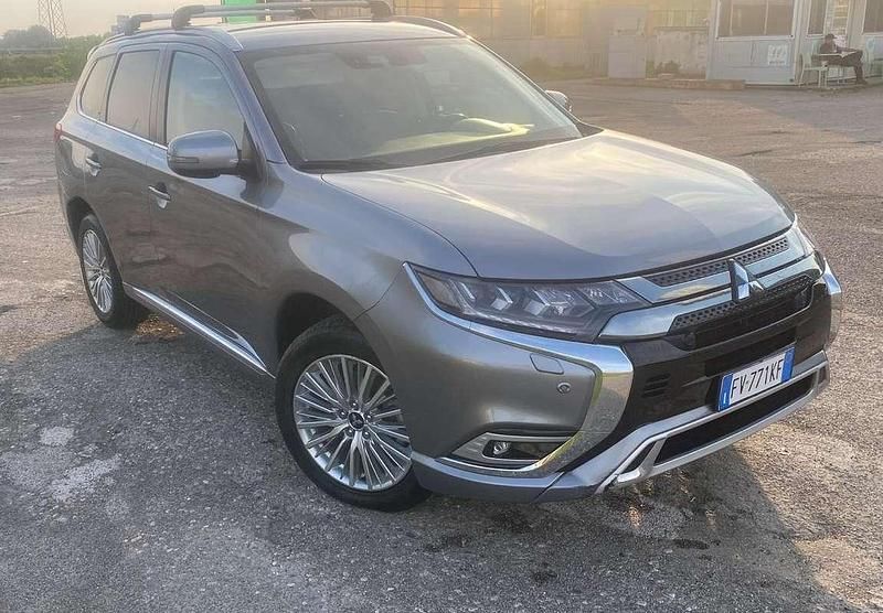 Usata Mitsubishi Outlander P-HEV Instyle 135 CV (99 kW) 2019 Grigio SUV