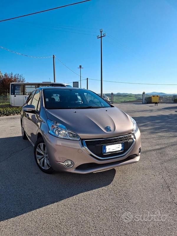 Usata Peugeot 208 Access 68 CV (50 kW) 2015 Viola Utilitaria