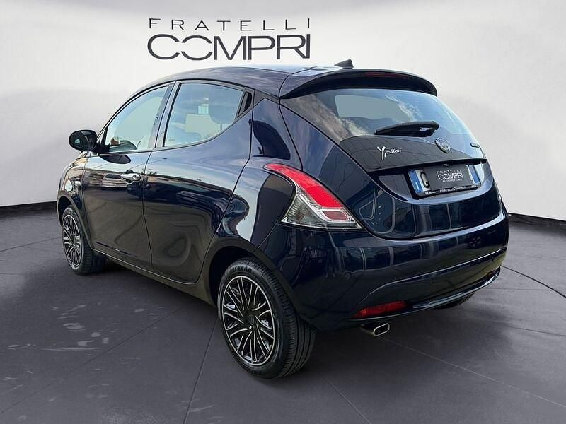 Usata Lancia Ypsilon Gold 69 CV (50 kW) 2022 Blu dipinto di blu Utilitaria