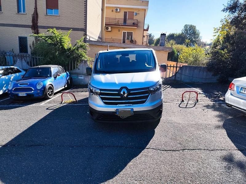Begagnad Renault Trafic 150 HK (110 kW) 2023 Silver Minibuss