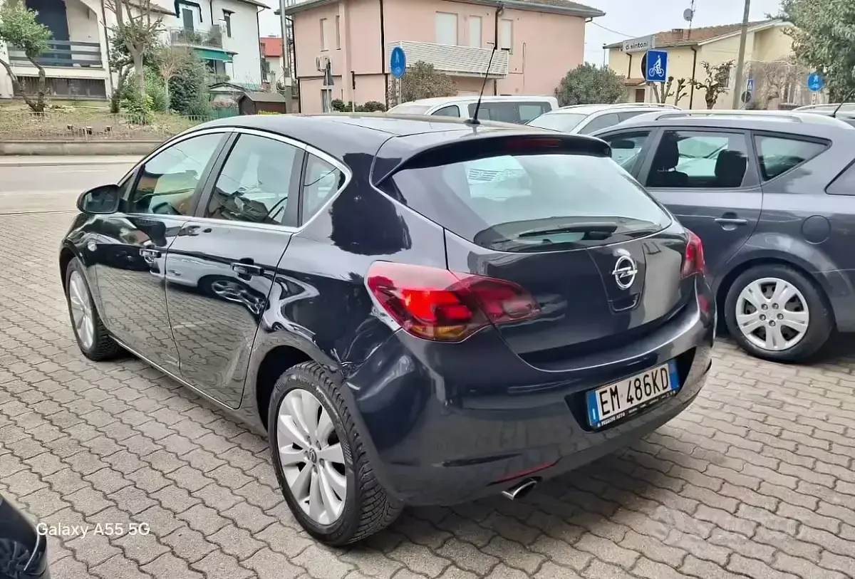 Brugt Opel Astra Cosmo 140 HK (102 kW) 2012 Sort Sedan