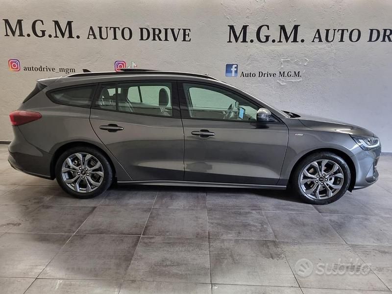 Begagnad Ford Focus ST-Line 155 HK (114 kW) 2023 Grå Kombi