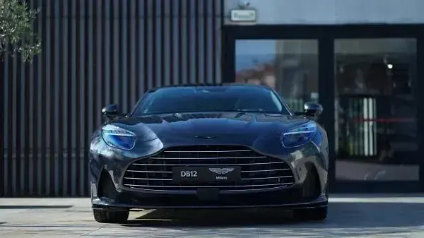 Nuova Aston Martin DB12 680 CV (500 kW) 2026 Xenon grey Coupé