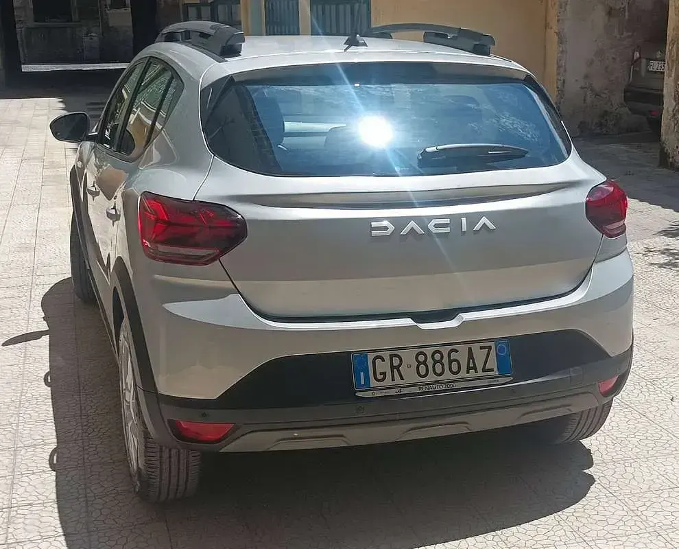 Usata Dacia Sandero Essentiel 101 CV (74 kW) 2023 Argento Berlina