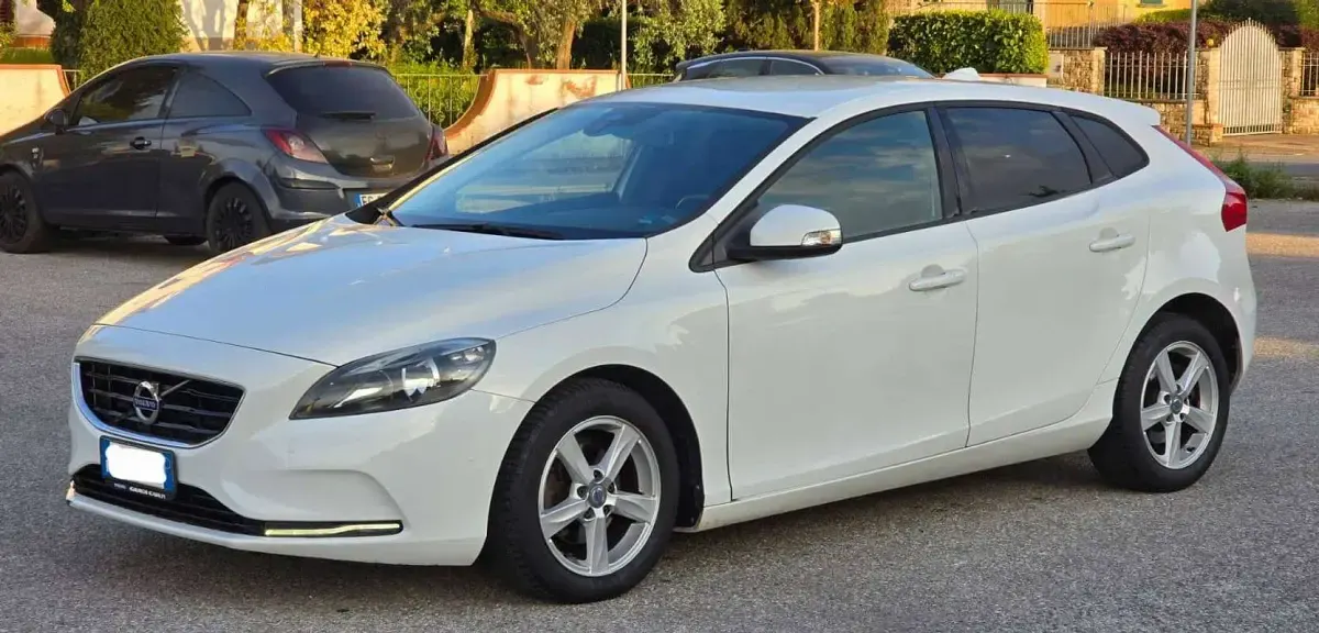 Usata Volvo V40 Plus 114 CV (83 kW) 2013 Bianco Berlina