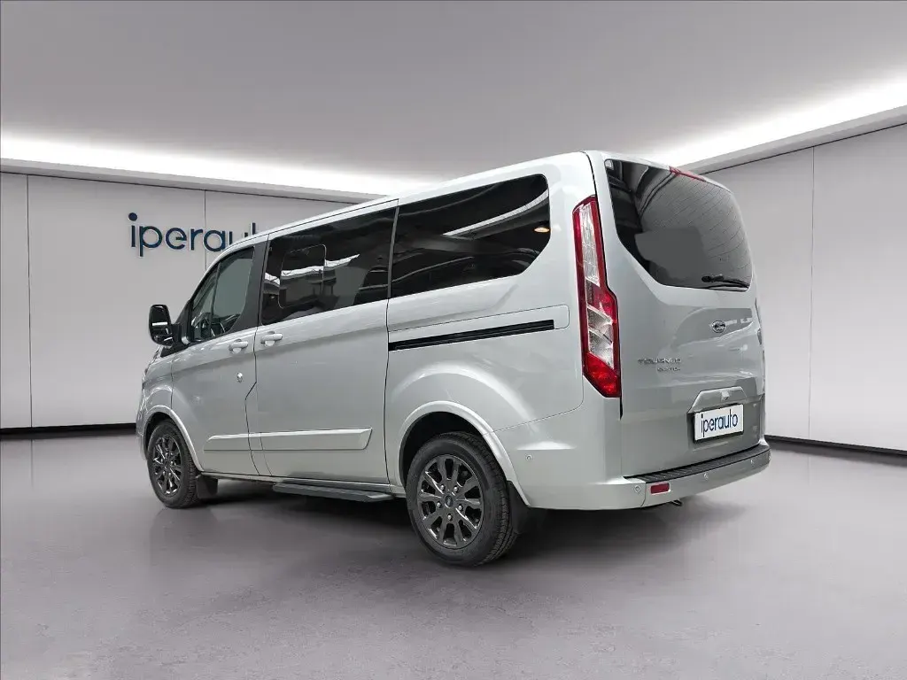 Usata Ford Tourneo Custom Titanium 131 CV (96 kW) 2022 Argento Furgone