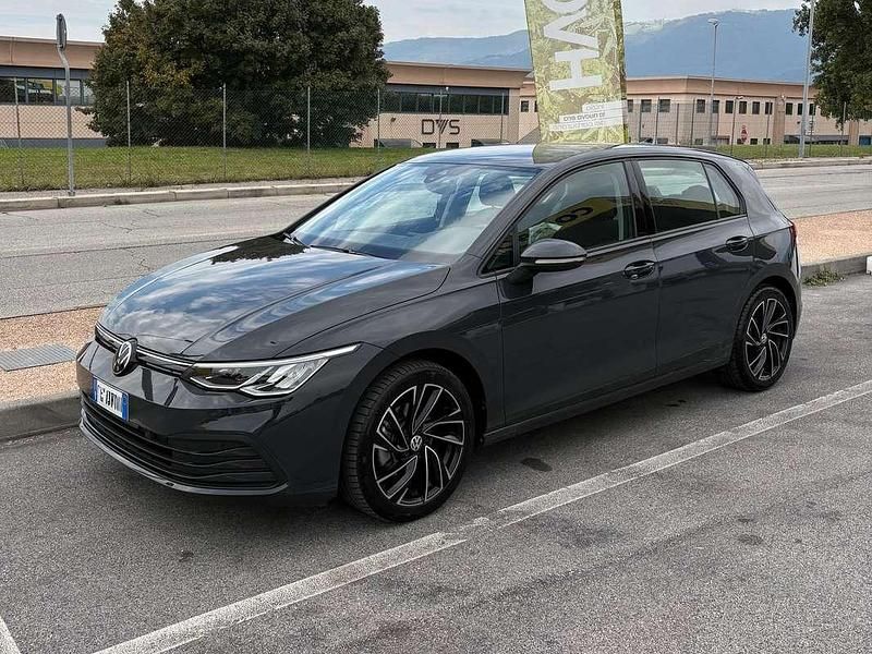 Grigio Usata 2023 VW Golf VIII Life Tre volumi | 22.000 € (Buon prezzo) - Immagine 1/2