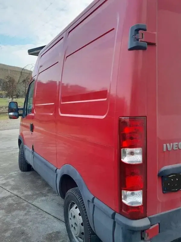 Usata Iveco Daily 116 CV (85 kW) 2007 Rosso Furgone
