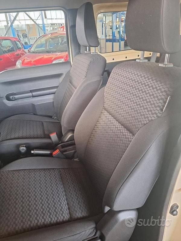 Usata Suzuki Jimny 101 CV (74 kW) 2019 Beige SUV