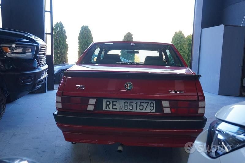 Usata Alfa Romeo 75 148 CV (108 kW) 1991 Rosso Berlina