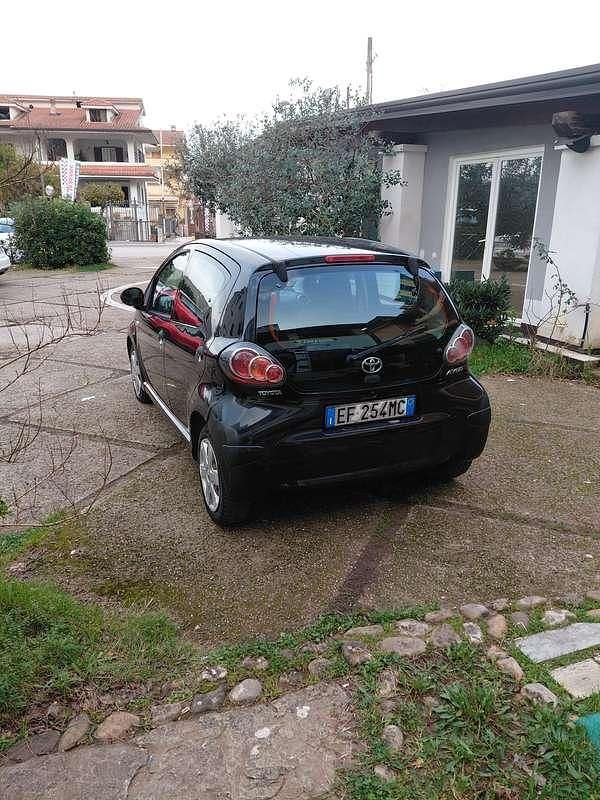 Usata Toyota Aygo 68 CV (50 kW) 2010 Nero Utilitaria