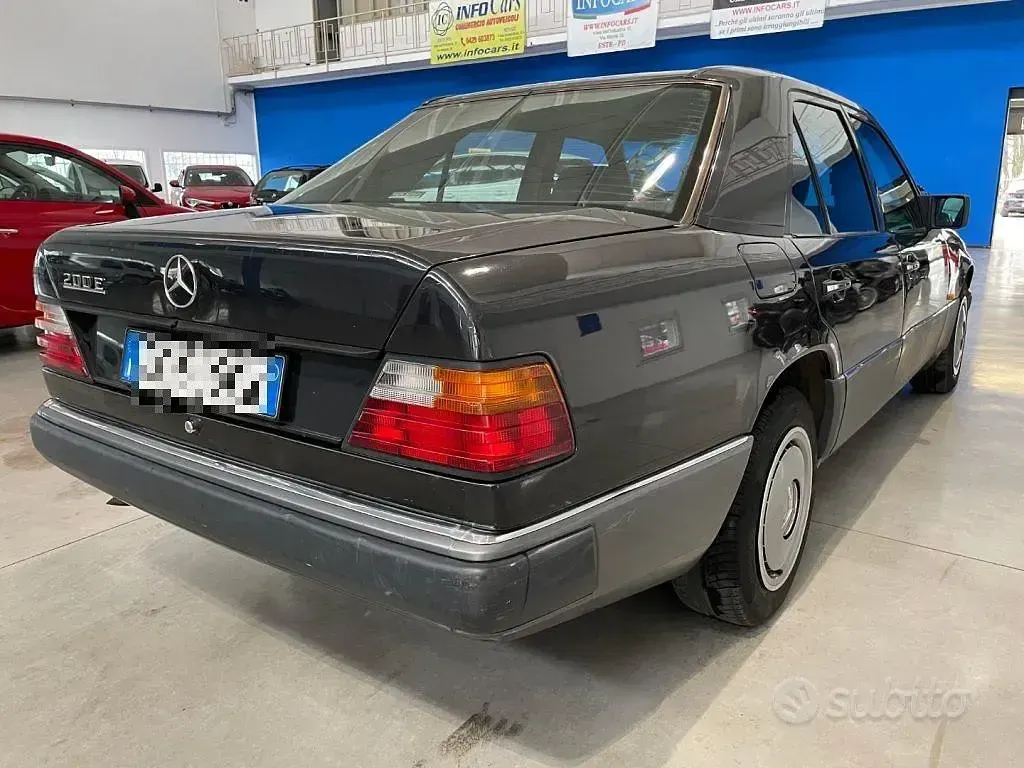 Usata Mercedes 200 118 CV (86 kW) 1990 Nero Berlina