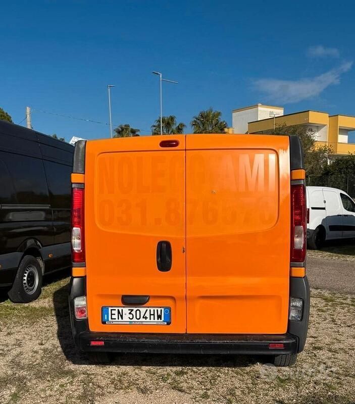 Usata Renault Trafic 115 CV (84 kW) 2012 Arancione Monovolume