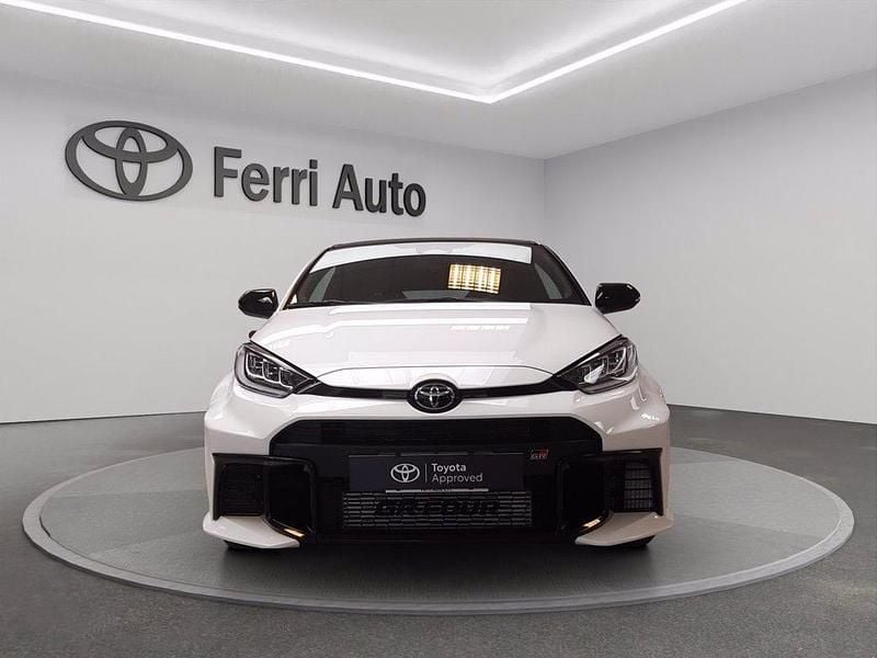 Usata Toyota Yaris 280 CV (205 kW) 2024 Bianco pastello Berlina