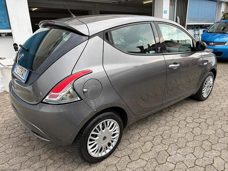 Usata Lancia Ypsilon Gold 69 CV (50 kW) 2017 Grigio Utilitaria