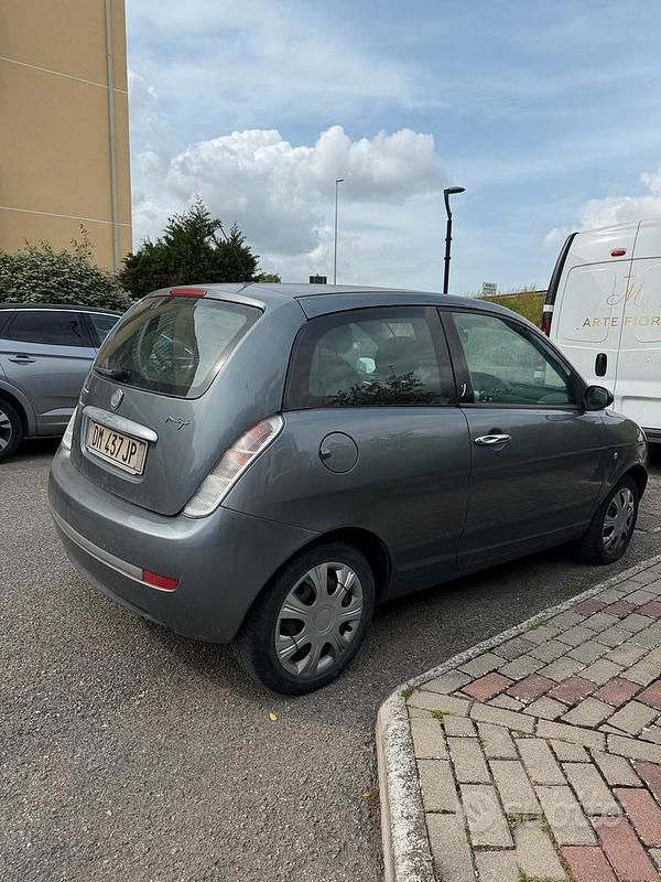 Usado Lancia Ypsilon 90 HP (66 kW) 2008 Cinzento Citadino