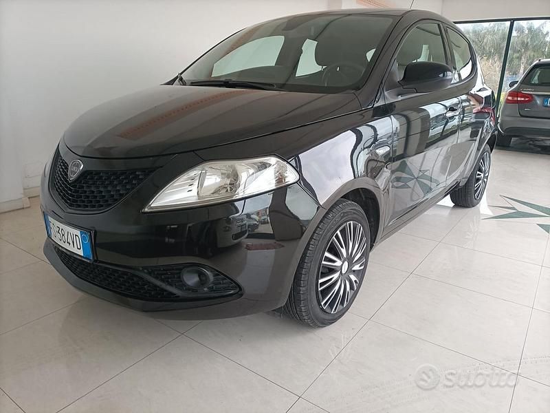 Usata Lancia Ypsilon Gold 69 CV (50 kW) 2018 Nero Utilitaria
